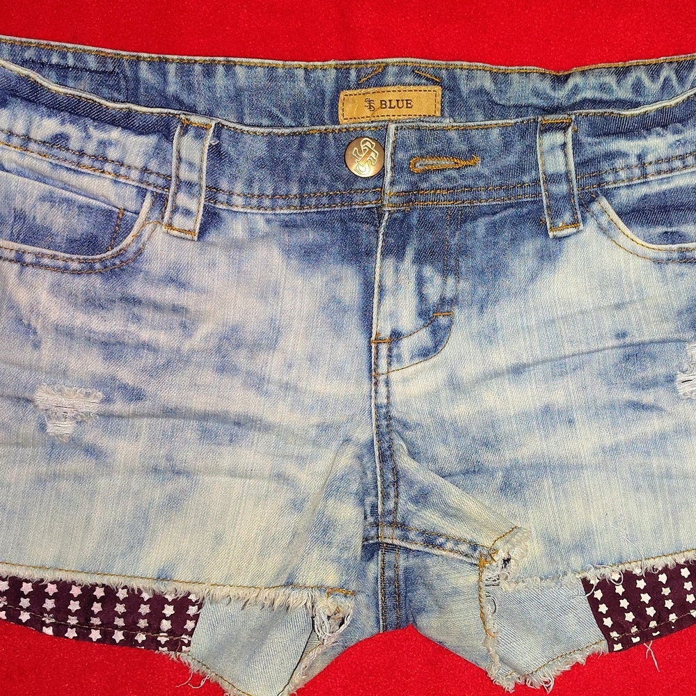 Stylish Blue Denim Shorts with Patterned Hem